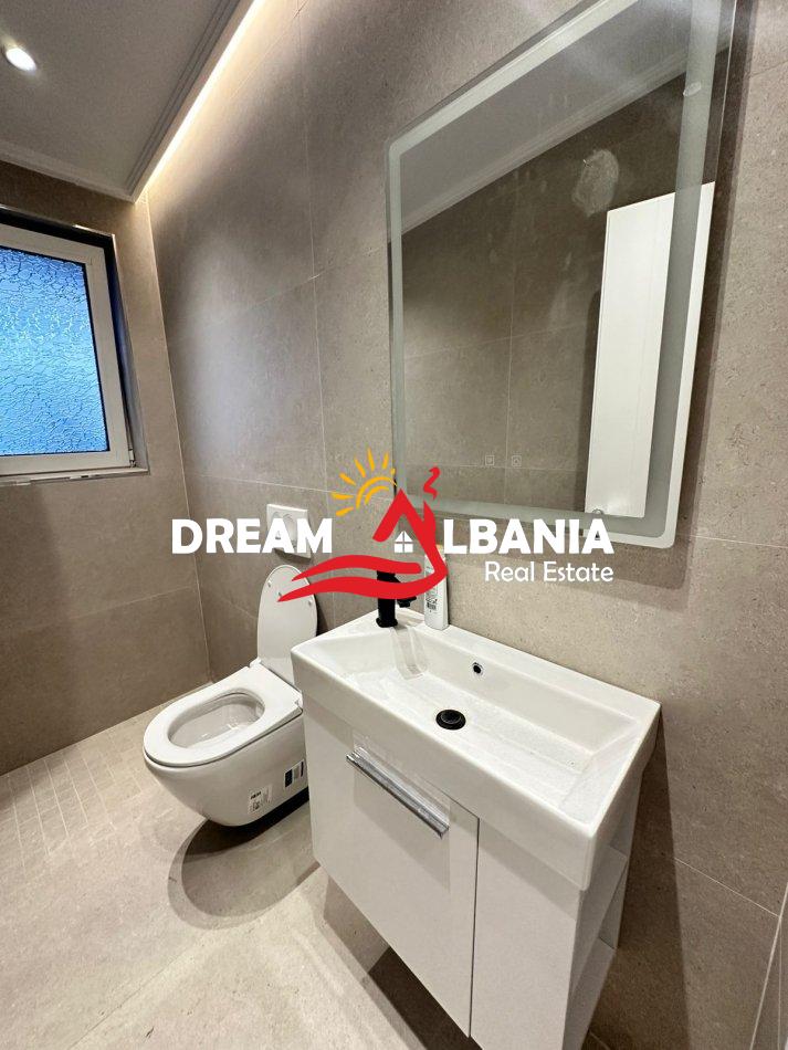 Tirane, jepet me qera apartament 2+1+Ballkon + Verande, Kati 8, 210 m² 1.700 € (Rruga e Kavajes)