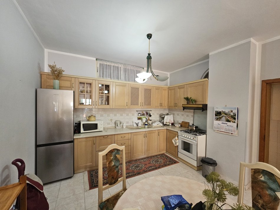 Tirane, jepet me qera apartament 3+1+Aneks+Ballkon, Kati 3, 140 m² 650 € (Ambasada Gjermane)