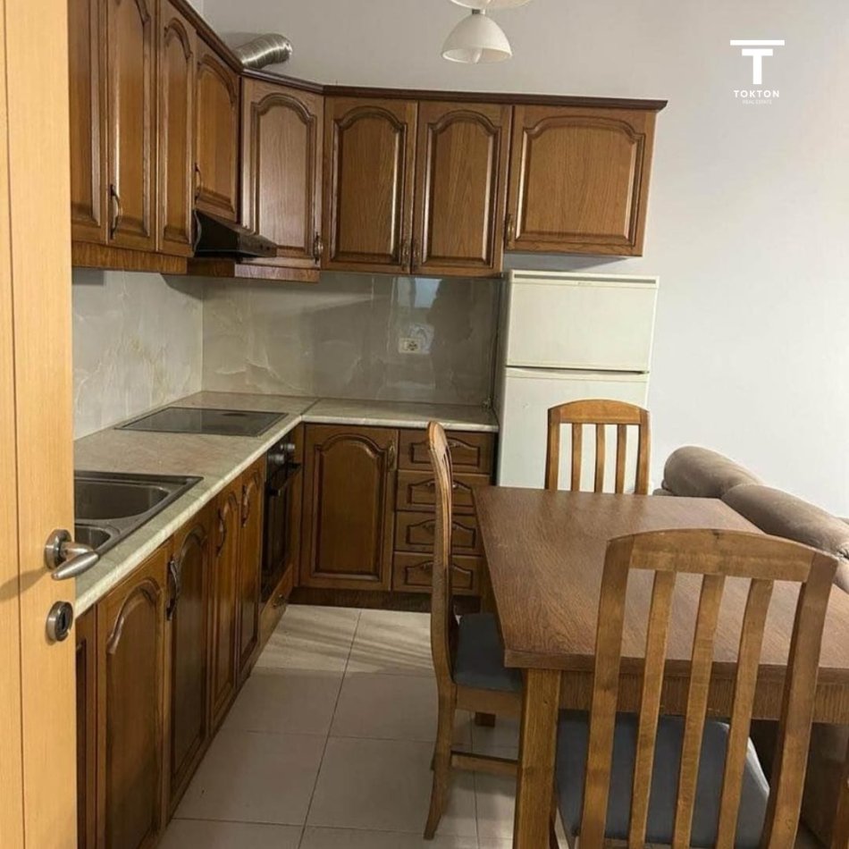 Tirane, jepet me qera apartament 2+1, Kati 1, 100 m² 550 € (Rruga &quot;Hamdi Sina&quot;, LIqeni i Thatë)