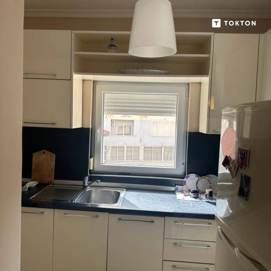 Tirane, jepet me qera apartament , Kati 2, 120 m² 1,000 € (Rruga e Kavajës, Tiranë)