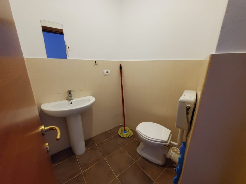Tirane, jepet me qera ambjent biznesi , , 33 m² 350 € (Oxhaku)