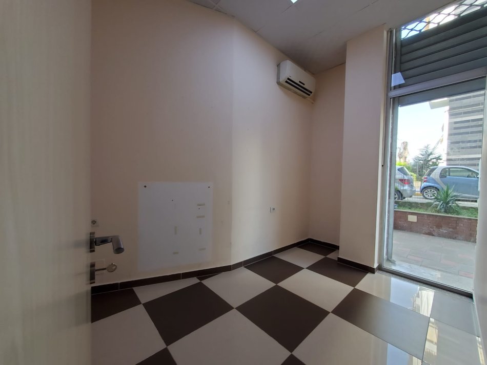 Tirane, jepet me qera ambjent biznesi , , 33 m² 350 € (Oxhaku)