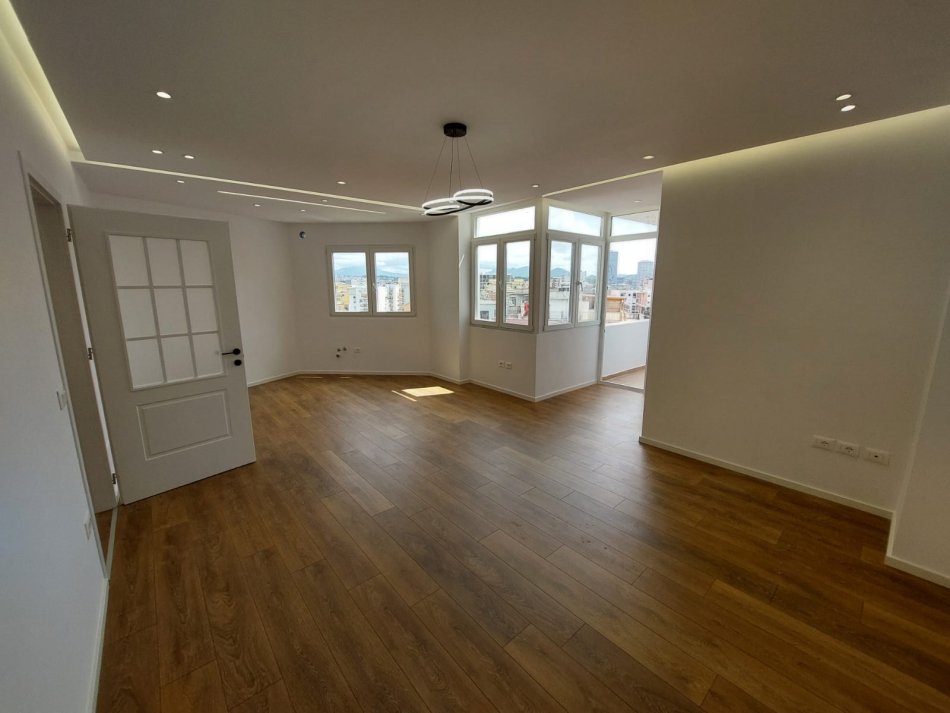 Tirane, shitet apartament 2+1+Ballkon, Kati 10, 100 m² 215,000 € (rruga e barrikadave)