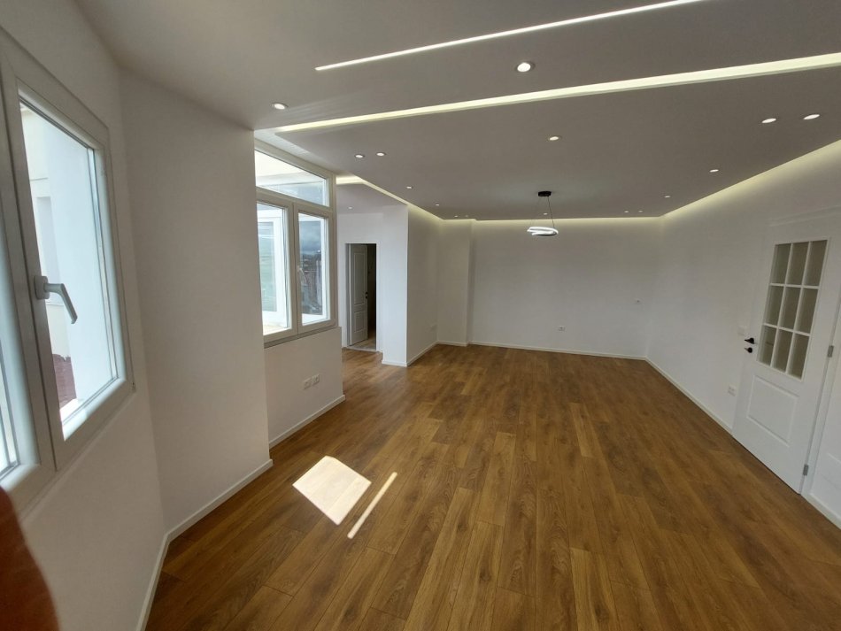 Tirane, shitet apartament 2+1+Ballkon, Kati 10, 100 m² 215,000 € (rruga e barrikadave)