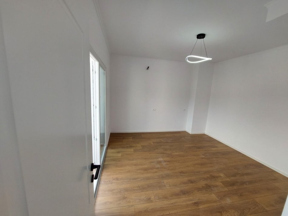 Tirane, shitet apartament 2+1+Ballkon, Kati 10, 100 m² 215,000 € (rruga e barrikadave)