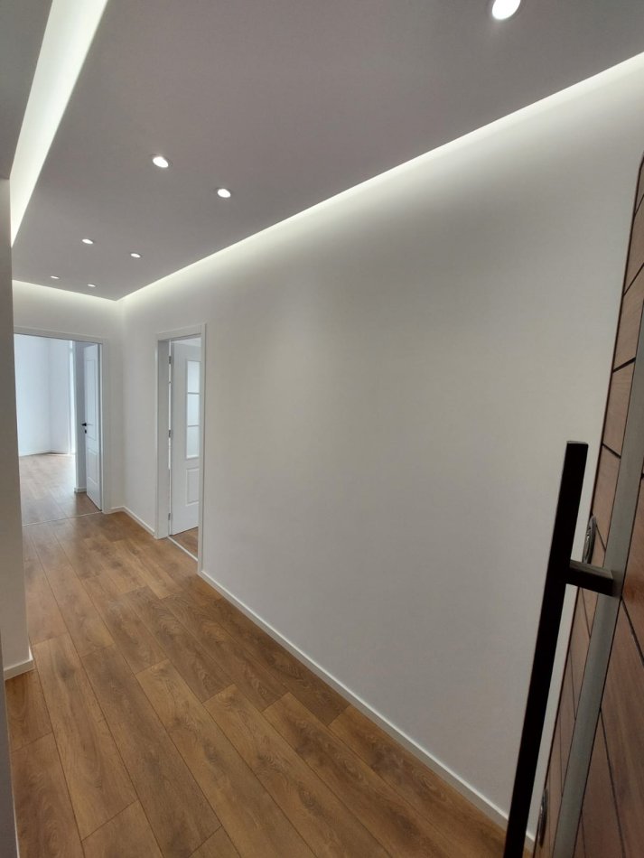 Tirane, shitet apartament 2+1+Ballkon, Kati 10, 100 m² 215,000 € (rruga e barrikadave)