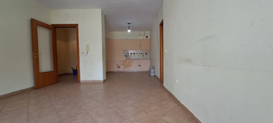 Tirane, shitet apartament 3+1+Ballkon, Kati 2, 121 m² 240,000 € (myslym shyri, rrruga mujo ulqinaku)