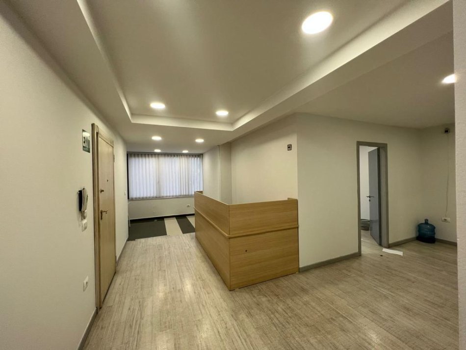 Tirane, jepet me qera ambjent biznesi , Kati 7, 266 m² 2,200 € (Zogu i zi)
