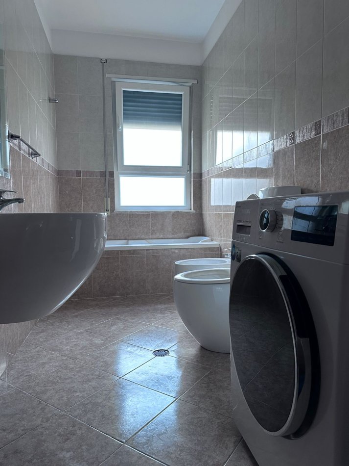 Tirane, jepet me qera apartament 3+1, Kati 5, 115 m² 650 € (Kristal Center)