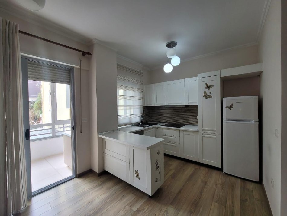 Tirane, jepet me qera apartament 2+1+Ballkon Kati 4, 119 m² 650 € (liqeni i thate)