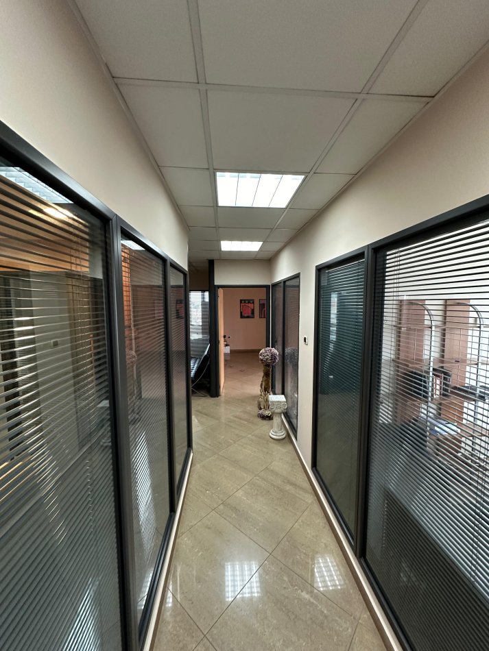 Tirane, jepet me qera ambjent biznesi , Kati 11, 300 m² 4,800 € (Qender)
