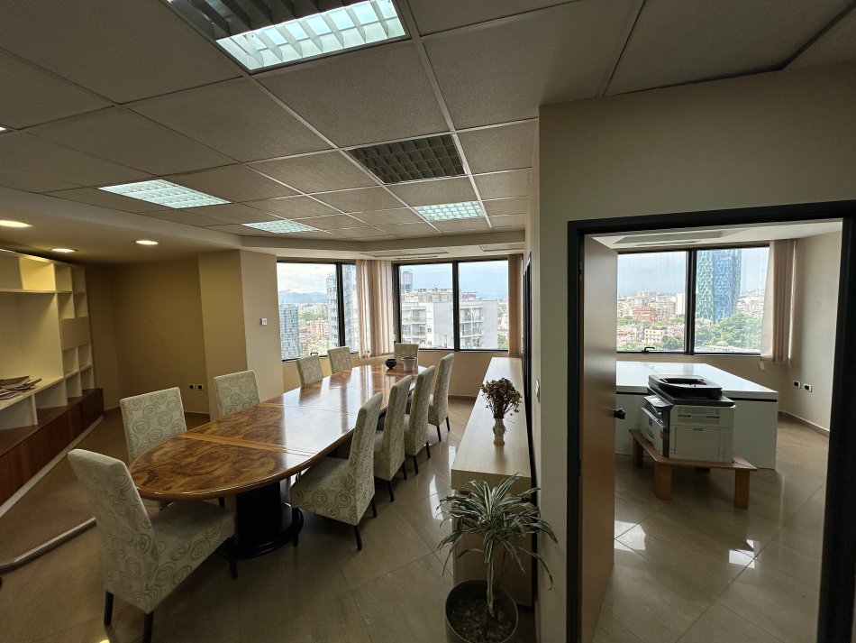 Tirane, jepet me qera zyre , Kati 10, 200 m² 4,800 € Piramida