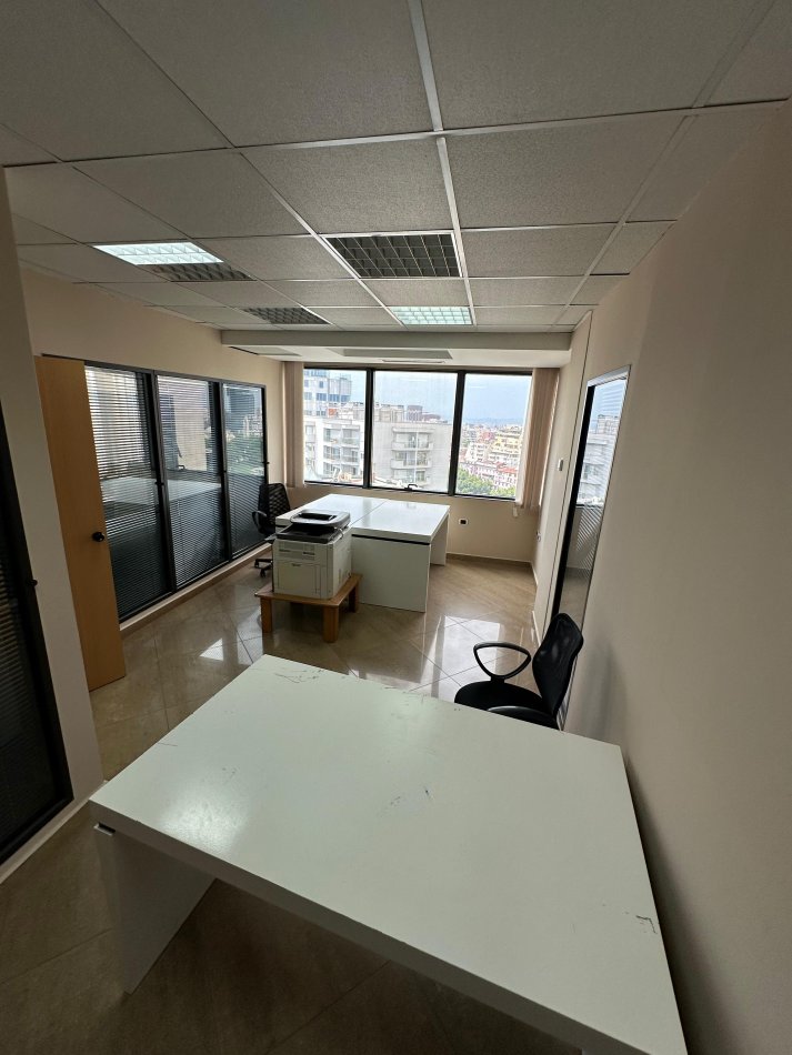 Tirane, jepet me qera zyre , Kati 10, 200 m² 4,800 € Piramida