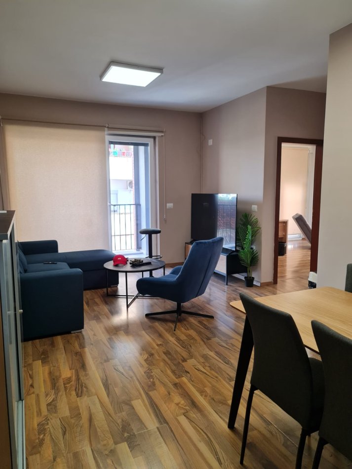 Tirane, jepet me qera ambjent biznesi , Kati 2, 150 m² 1,500 € (Frosina Plaku)