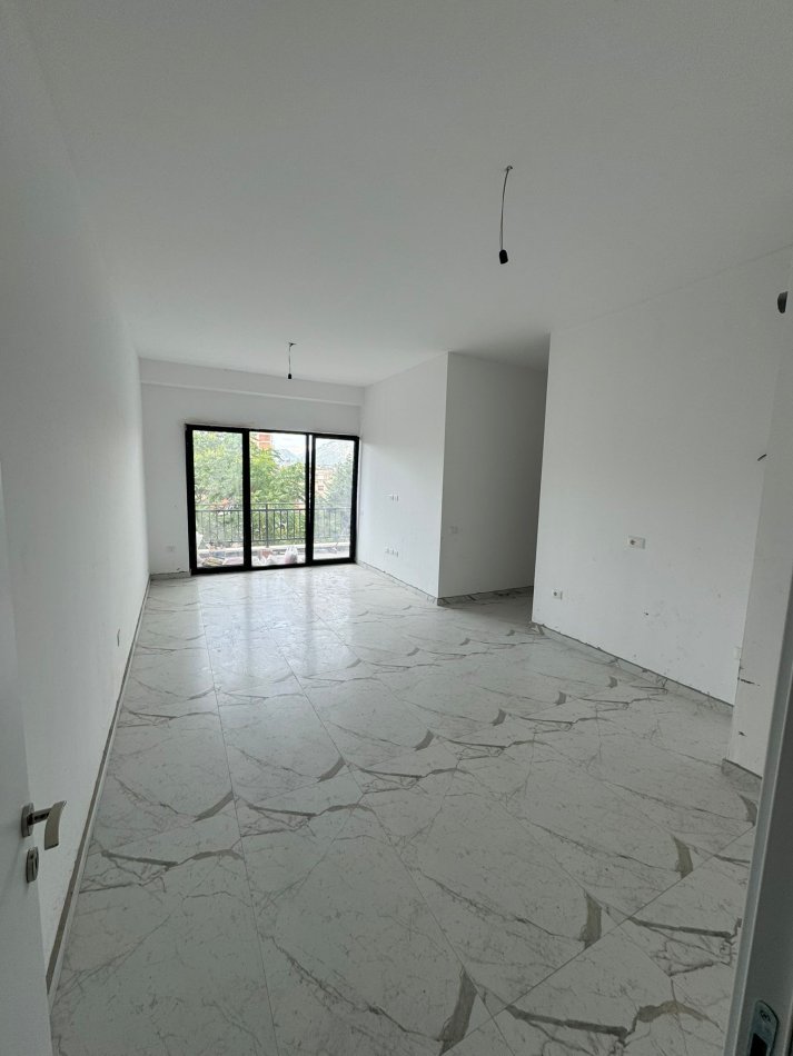 Tirane, jepet me qera apartament 3+1+Aneks+Ballkon Kati 1, 124 m² 600 € (Rruga e Dibres)