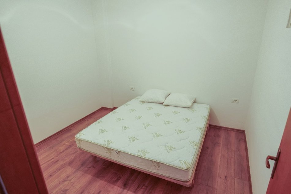 Tirane, jepet me qera apartament 1+1, Kati 1, 55 m² 320 € (Rruga Muhamed Deliu, Fresk)