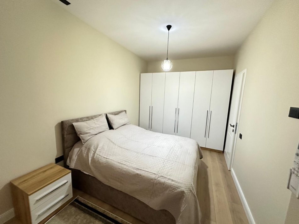 Tirane, jepet me qera apartament 1+1, Kati 4, 70 m² 550 € (Komuna e Parisit)