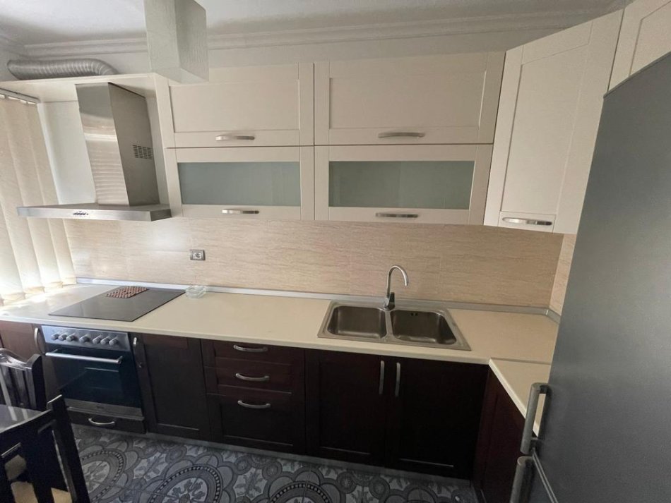 Tirane, shitet 1+1, Kati 4, 67,000 € (Kombinat)