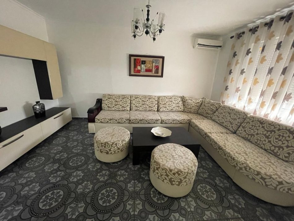Tirane, shitet 1+1, Kati 4, 67,000 € (Kombinat)