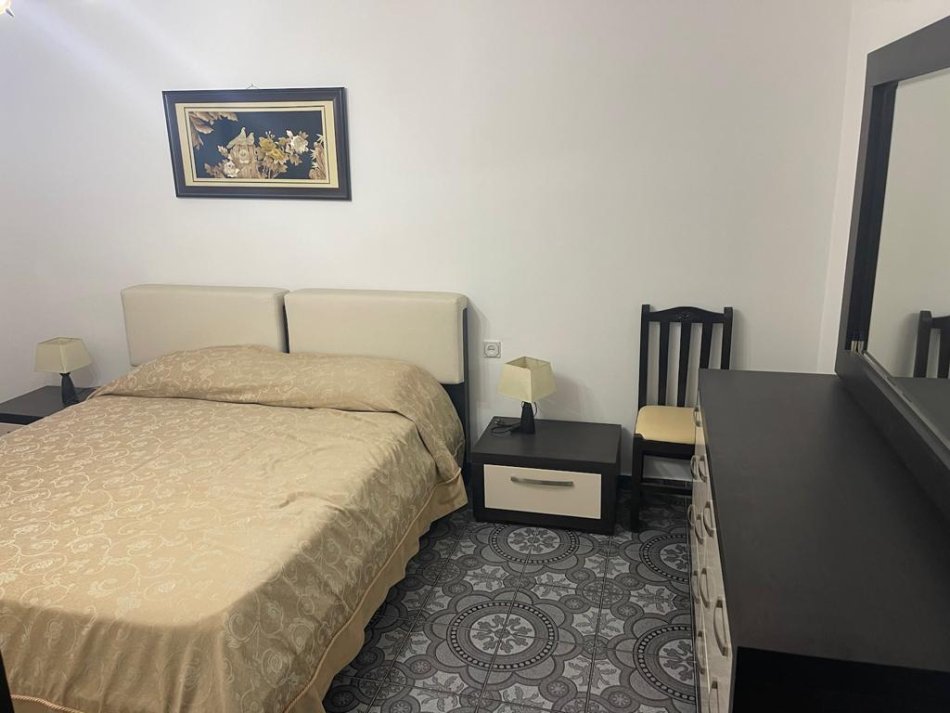Tirane, shitet 1+1, Kati 4, 67,000 € (Kombinat)