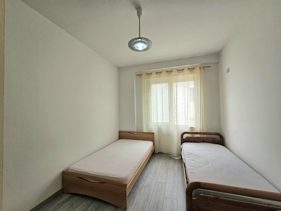 Jepet me Qera: 2+1+2wc * ( Liq. i Thate - Rr. Peti ) 100% i Ri & i Investuar: Mobilim Cilesore, Parket ++ 1 GARAZH ( me cmim Extra ) ** 700€/muaj **