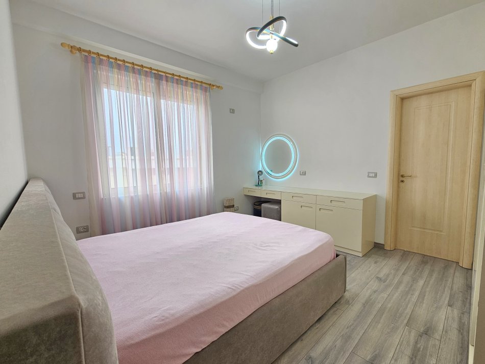 Jepet me Qera: 2+1+2wc * ( Liq. i Thate - Rr. Peti ) 100% i Ri & i Investuar: Mobilim Cilesore, Parket ++ 1 GARAZH ( me cmim Extra ) ** 700€/muaj **