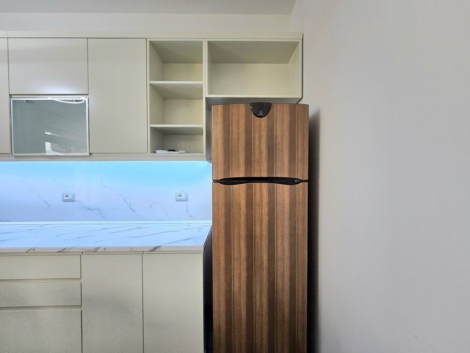 Jepet me Qera: 2+1+2wc * ( Liq. i Thate - Rr. Peti ) 100% i Ri & i Investuar: Mobilim Cilesore, Parket ++ 1 GARAZH ( me cmim Extra ) ** 700€/muaj **