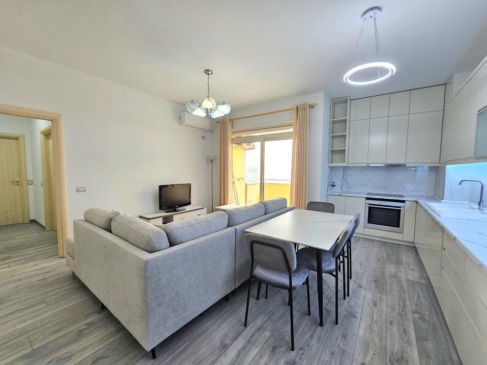 Jepet me Qera: 2+1+2wc * ( Liq. i Thate - Rr. Peti ) 100% i Ri & i Investuar: Mobilim Cilesore, Parket ++ 1 GARAZH ( me cmim Extra ) ** 700€/muaj **