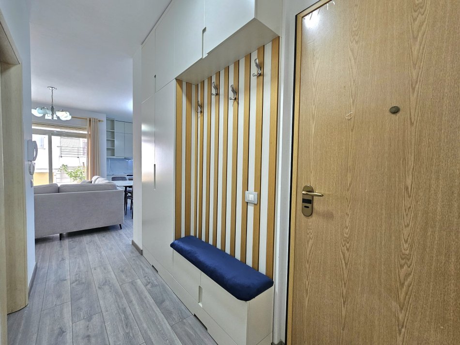 Jepet me Qera: 2+1+2wc * ( Liq. i Thate - Rr. Peti ) 100% i Ri & i Investuar: Mobilim Cilesore, Parket ++ 1 GARAZH ( me cmim Extra ) ** 700€/muaj **