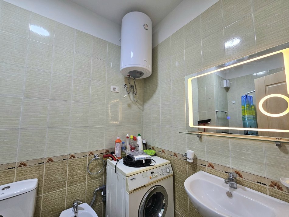 Jepet me Qera: 2+1+2wc * ( Liq. i Thate - Rr. Peti ) 100% i Ri & i Investuar: Mobilim Cilesore, Parket ++ 1 GARAZH ( me cmim Extra ) ** 700€/muaj **