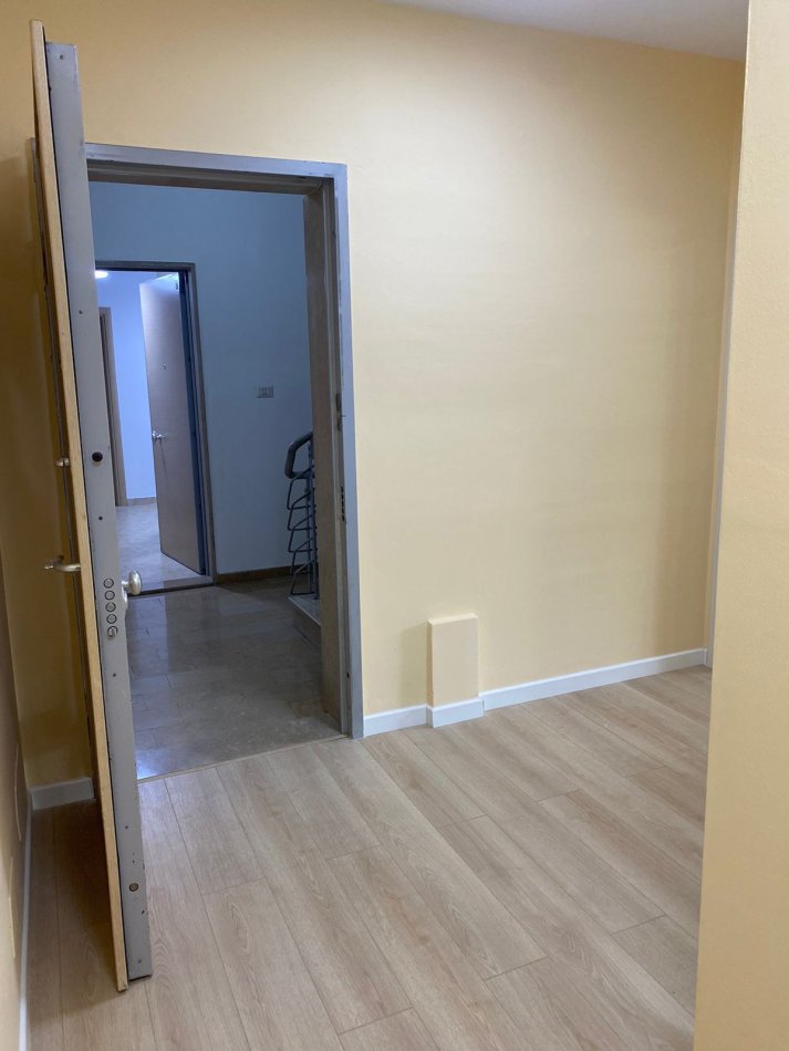 Tirane, jepet me qera ambjent biznesi Kati 2, 80 m² 700 € (Rr e Dibres)
