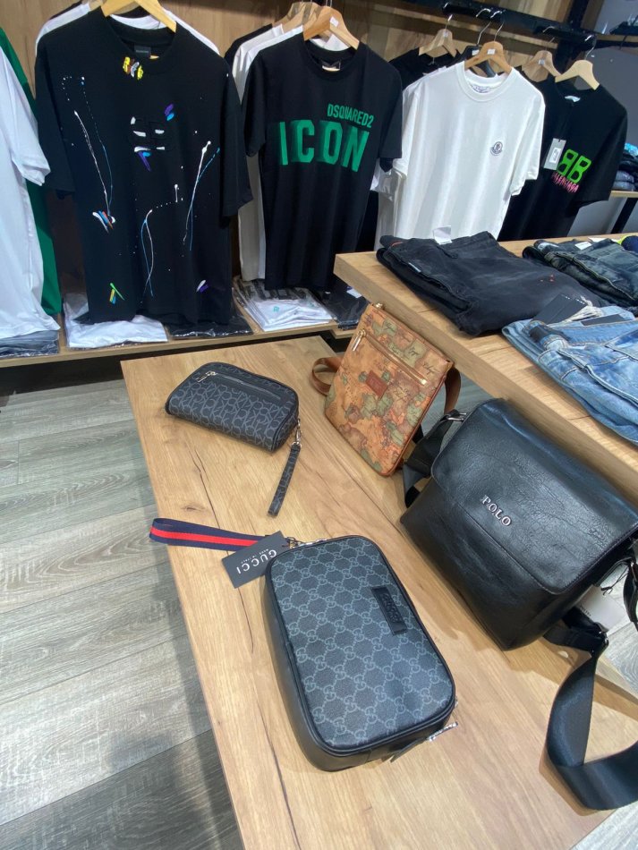 Tirane, shitet biznesi me rroba per meshkuj.Kati 1, 50 m² (21 Dhjetori, rruga Muhamet Gjollesha)
