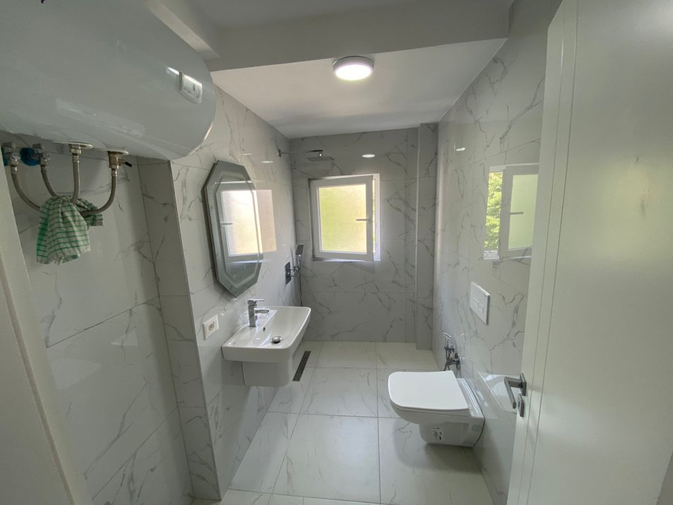 Tirane, shitet apartament 2+1+Ballkon Kati 3, 74 m² 160,000 € (Prane Gjykates)
