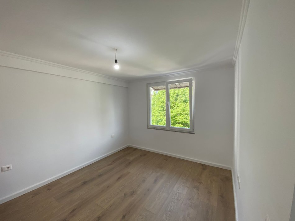 Tirane, shitet apartament 2+1+Ballkon Kati 3, 74 m² 160,000 € (Prane Gjykates)