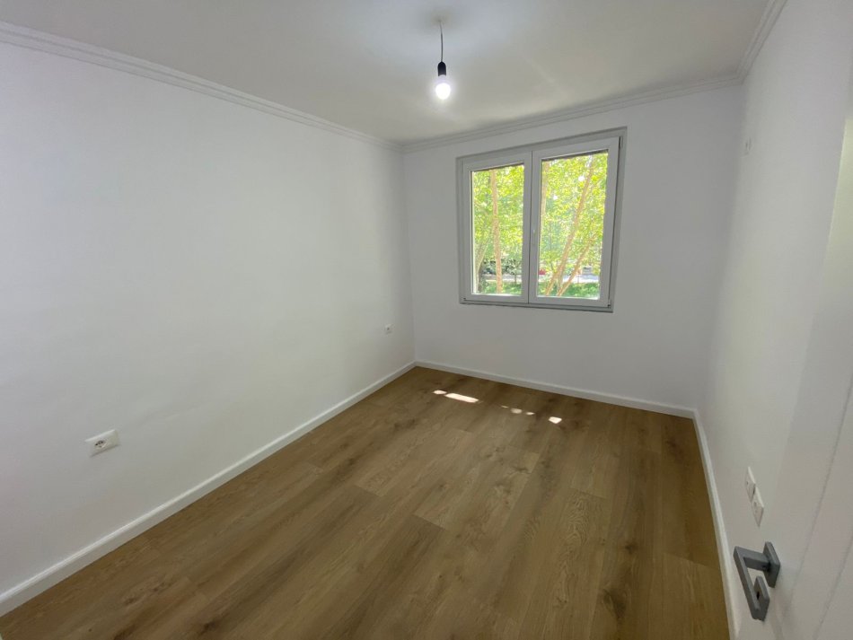 Tirane, shitet apartament 2+1+Ballkon Kati 3, 74 m² 160,000 € (Prane Gjykates)
