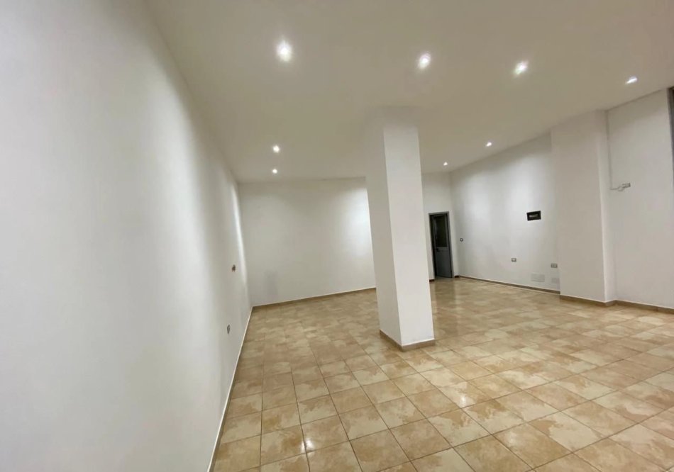 Tirane, jepet me qera dyqan Kati 0, 115 m² 400 € (Pallatet Cabej)