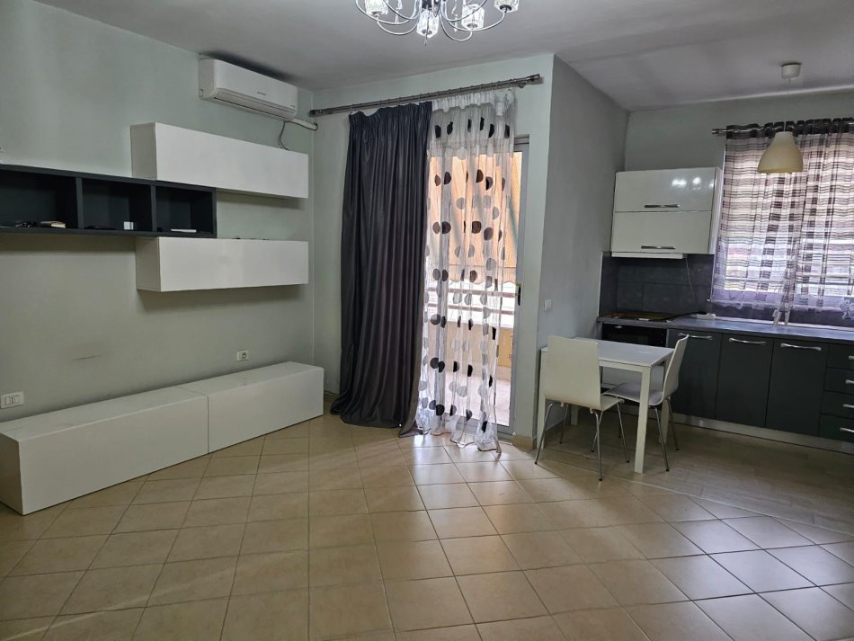 Tirane, jepet me qera apartament 1+1 Kati 5, 70 m² 300 € (Fresku)