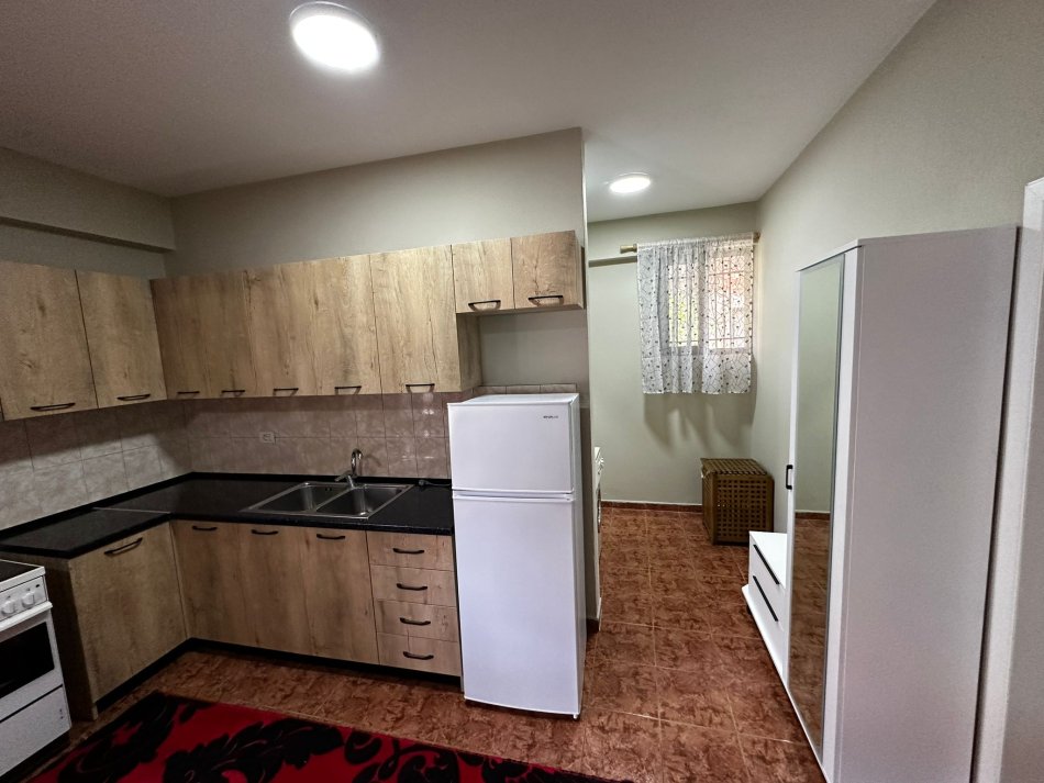 Shqiperi, jepet me qera apartament 1+1+Ballkon Kati 0, 50 m² 400 € (Zogu i zi)