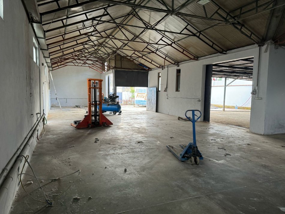 Tirane, jepet me qera magazine , 1,000 m² 1,300 € (Prush, Vaqarr)