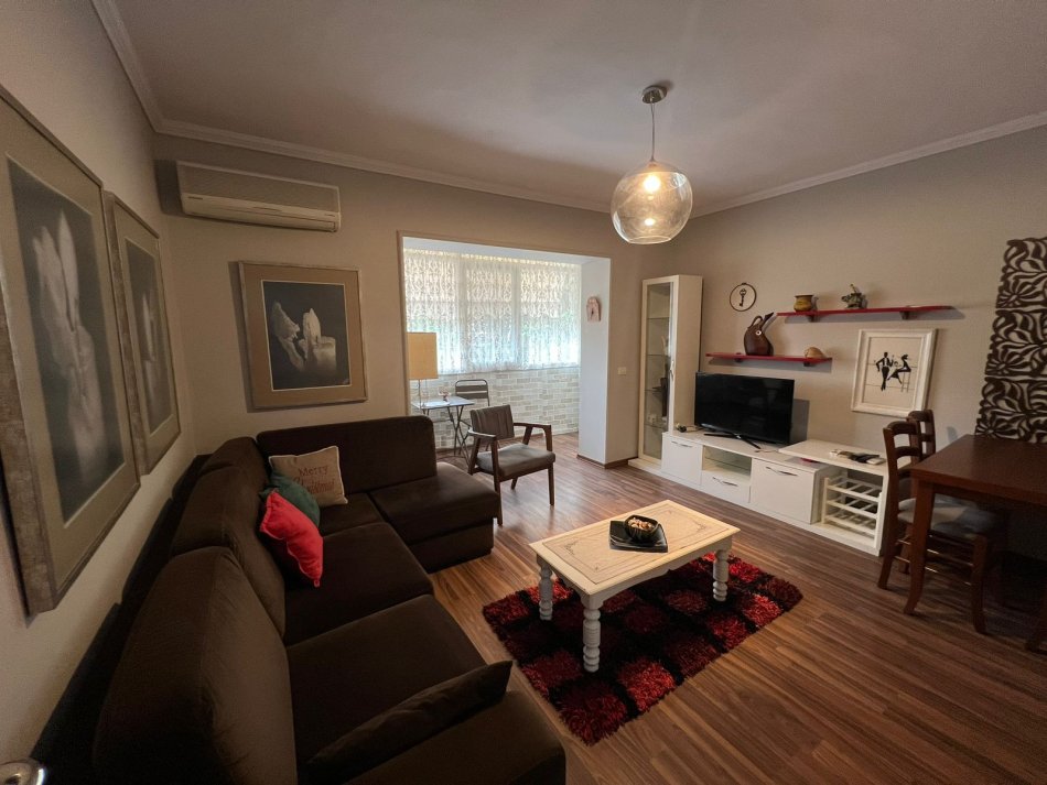 Tirane, jepet me qera apartament 3+1 Kati 2, 100 m² 650 € (Rruga e Barrikadave)