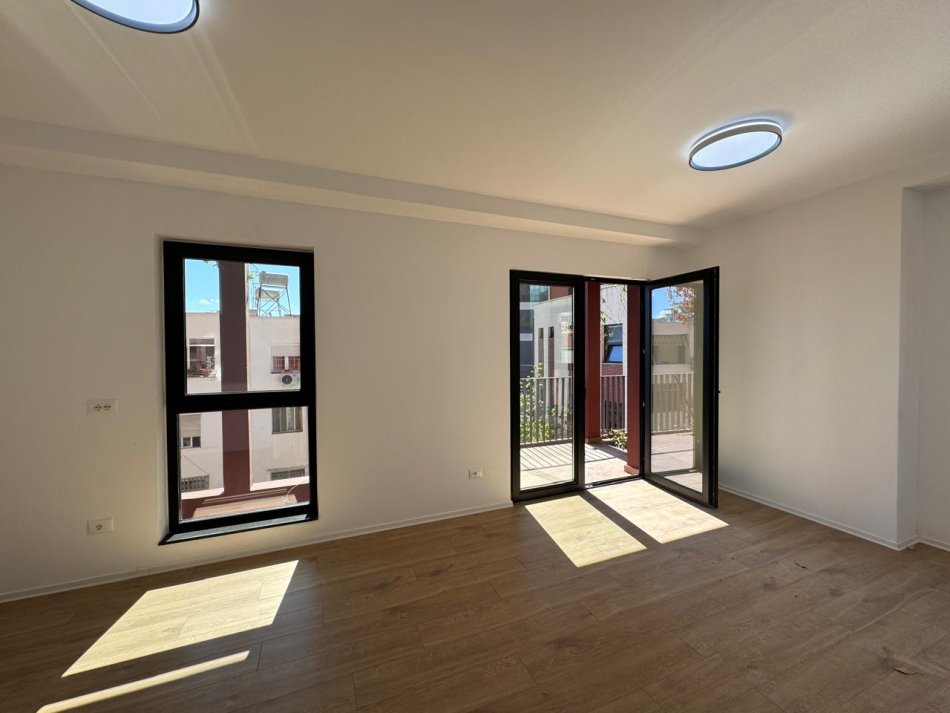 Tirane, jepet me qera apartament Kati 1, 100 m² 1,000 € (rruga e kavajes)
