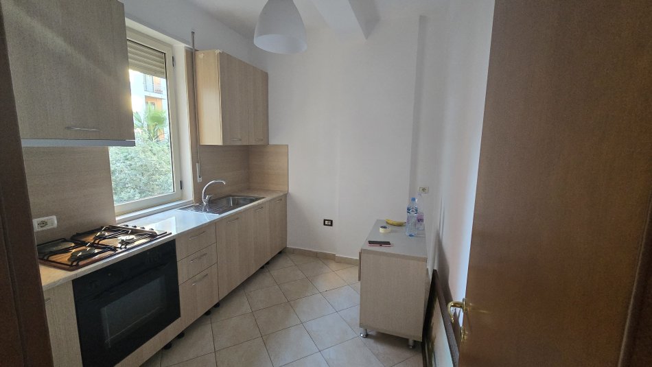 Tirane, jepet me qera apartament 2+1+Ballkon Kati 2, 80 m² 250 € (Fresku) TT 936