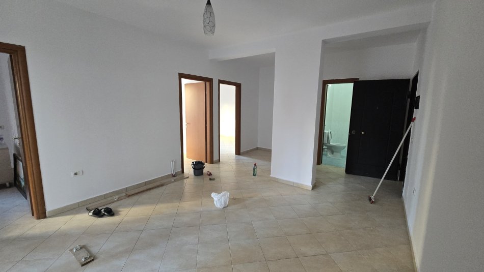 Tirane, jepet me qera apartament 2+1+Ballkon Kati 2, 80 m² 250 € (Fresku) TT 936