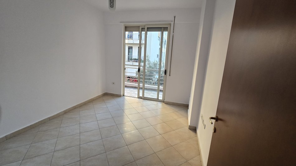 Tirane, jepet me qera apartament 2+1+Ballkon Kati 2, 80 m² 250 € (Fresku) TT 936