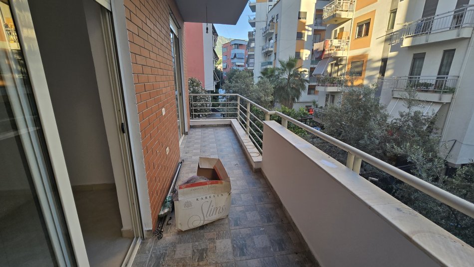 Tirane, jepet me qera apartament 2+1+Ballkon Kati 2, 80 m² 250 € (Fresku) TT 936