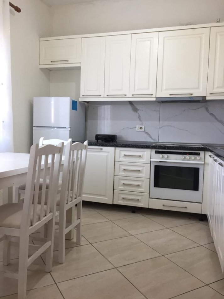 Tirane, jepet me qera 2+1+Ballkon Kati 2, 110 m² 350 € (Yzberisht)