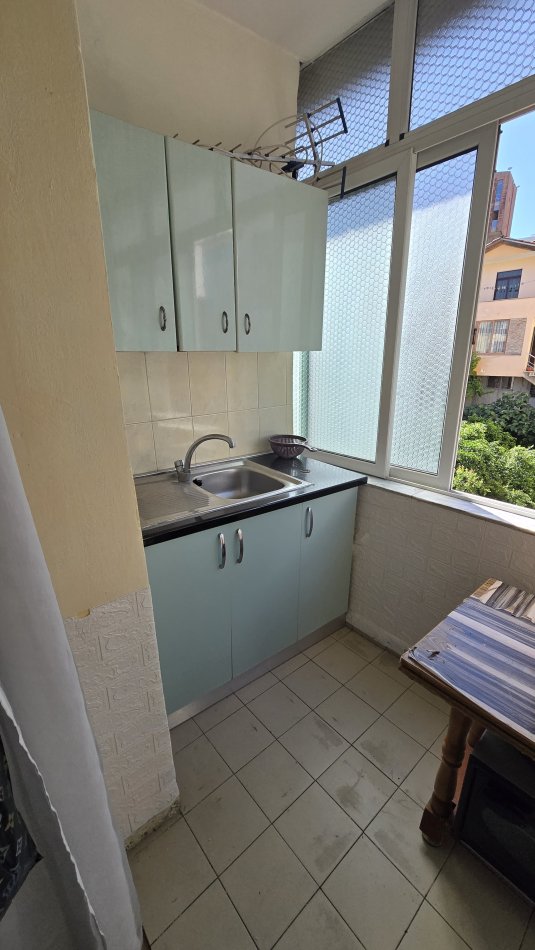 Tirane, jepet me qera apartament 2+1 Kati 4, 75 m² 350 € (Shkolla e Bashkuar)