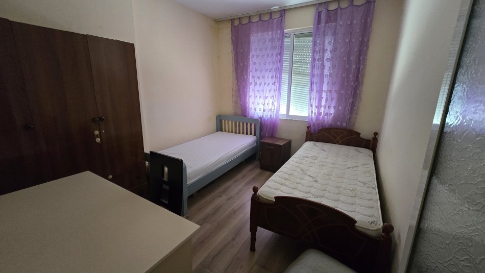 Tirane, jepet me qera apartament 2+1 Kati 4, 75 m² 350 € (Shkolla e Bashkuar)