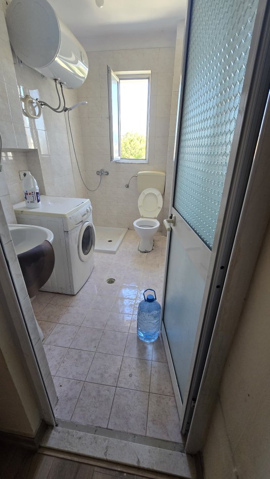 Tirane, jepet me qera apartament 2+1 Kati 4, 75 m² 350 € (Shkolla e Bashkuar)