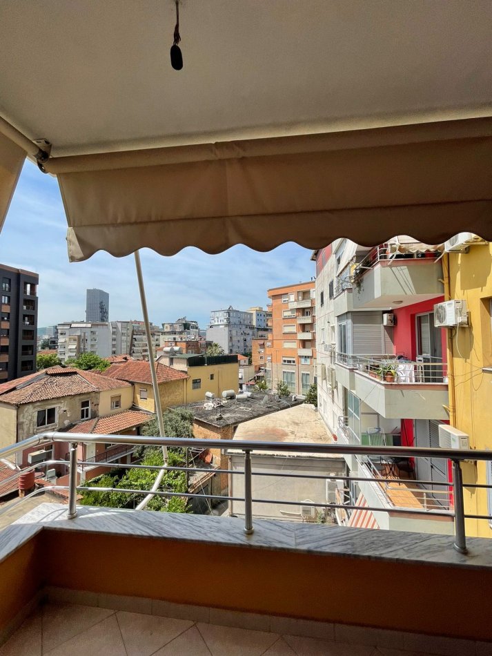 Tirane, jepet me qera apartament 2+1 Kati 3, 100 m² 800 € (Pazari i ri) TT 393
